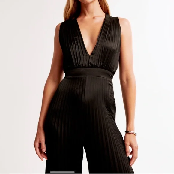 🔥 The A&F Giselle Pleated Jumpsuit Sz small New with tag - Picture 5 of 7